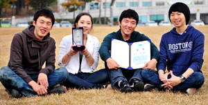 제3회 상록수 단편영화제에서 최우수상을 수상한 대구대 신문방송학과 학생들.(왼쪽부터)김동수·안단비·김 헌·최환진.