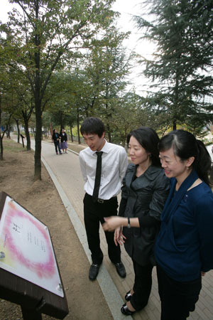 달서구 이곡분수공원 안에 설치된 시화대 앞에서 시민들이 발걸음을 멈추고 시를 읽고 있다. 달서구청 제공