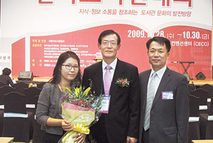 전국 도서관운영평가에서 국무총리상을 수상한 상주 성동초교 이동식(가운데) 교장과 교사들이 기쁨을 나누고 있다.