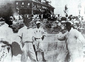 1910년대 야구. 두루마기 차림으로 시구를 하는 모습이 이채롭다.