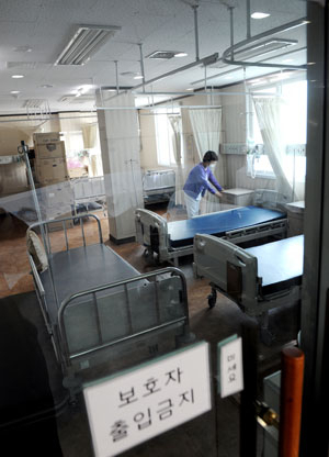 폐원이 결정되기 전이지만 이미 적십자병원은 고사 위기에 와 있다. 치료해줄 의사가 없다보니 120여개의 병상은 텅텅비어 굳게 문이 잠겨 있다. 이채근기자 mincho@msnet.co.kr