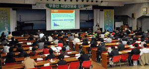 대구은행 투자박람회가 5일 대구은행 본점 대강당에서 개막돼 시민들이 \