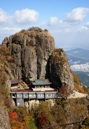 구미의 진산인 금오산. 인재향 구미의 정신적 지주가 바로 금오산이다. 금오산은 삼족오와 숭산, 임금을 예언한 산이라는 고귀한 지명 유래와 함께 바라보는 장소에 따라 다양한 옷을 입고 있는 산이기도 하다.