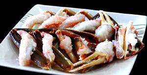 대게의 다릿살을 고스란히 빼낸 대게회는 담백한 맛이 어떤 생선회와도 비교할 수 없을 정도로 일품이다.