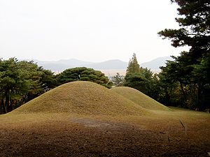산진처에 자리한 묘역. 앞으로 안강들이 시원스럽게 펼쳐져 있다.