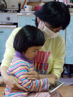 한국으로 시집온 지 14년째인 기무라 도쿠고(49)씨는 위암 3기로 투병 중이다. 초등학교 6학년, 3학년, 그리고 네 살 짜리 세 딸의 엄마인 그녀는 