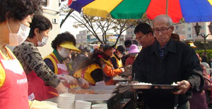 대구 시각장애인 산하 예술단원들이 사랑의 빨간 밥차를 운영하면서 자원봉사자들과 함께 어르신들에게 따뜻한 점심을 배식하고 있다.
