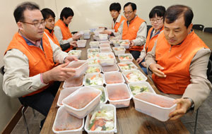 주)한화구미공장 봉사단 강신욱(오른쪽) 공장장과 박광근(왼쪽) 과장을 비롯한 직원들이 12일 구미종합사회복지관에서 홀몸 어르신들을 위한 사랑의 밑반찬을 정성들여 만들고 있다. 정운철기자 woon@msnet.co.kr