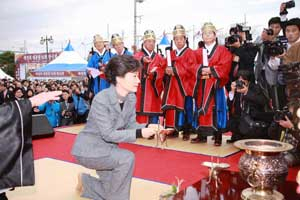 박근혜 전 한나라당 대표가 14일 구미에서 열린 박정희 전 대통령 92회 탄신제에서 헌작하고 있다.