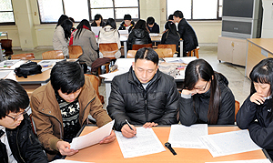 수능시험 이후 정시모집 원서 접수 때까지 수험생들은 성적대에 관계없이 자신에게 가장 유리한 전형방법을 찾아 지원 여부를 결정하고 필요한 대비를 해야 한다. 사진은 15일 대구시 교육청이 대구고에 마련한 논술면접교실에서 교사와 함께 실전 연습을 하고 있는 고3생들. 이채근기자 mincho@msnet.co.kr