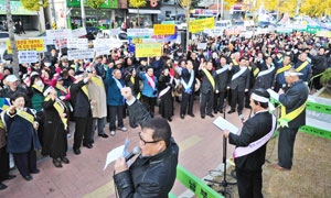 남구 주민들이 16일 미군부대 주변 지역의 군사시설 보호구역 지정 추진을 반대하는 집회를 가졌다. 성일권기자 sungig@msnet.co.kr