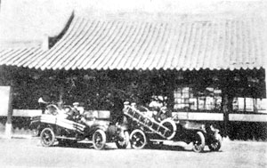 1930년대 대구군아(郡衙) 건물 앞에 있던 소방조의 모습. (경상감영 400년사)