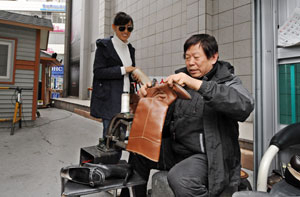 40년간 동성로에서 구두 수선일을 하고 있는 정정식씨가 부산에서 찾아온 한 여성 고객의 구두를 고쳐주고 있다. 김태형기자 thkim21@msnet.co.kr