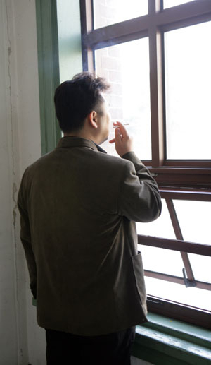 직장 생활에서 골머리 싸매는 모습