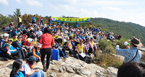 반세기에 가까운 역사를 자랑하는 경일대 산악회는 2003년부터 장애인들과 함께 산행을 하는 아름다운 동행 행사를 7회째 열고 있다. 경일대 산악회 제공