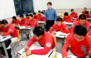 25일 대구 달서구 모 어학원에서 경상중 야구부원들이 외국인 강사의 지도 아래 영어 수업을 듣고 있다. 이채근기자 mincho@msnet.co.kr
