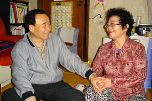 이병선씨가 힘겨웠던 지난날을 회상하며 변함없이 함께해 준 부인 최장순씨에게 고맙다며 손을 잡고 있다.