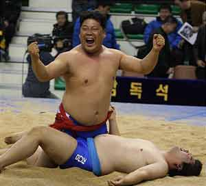 29일 영주 국민체육센터에서 열린 대통령배 2009 전국씨름왕선발대회 남자 청년부 결승전에서 충남 대표 채희한이 경남 대표 이동석을 누르고 포효하고 있다.