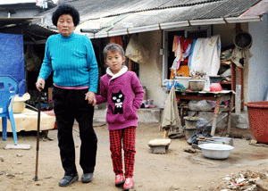 사진 앞이 보이지 않는 최이선(70) 할머니에게는 일곱살 손녀딸 정하가 눈이나 다름없고, 정하에게는 할머니가 유일한 가족이다. 낡은 시골집에 살며 먹이고 씻기는 것조차 힘든 삶. 할머니는 