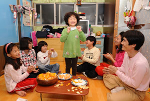 이광구·이민아 부부 가족이 저녁식사 후 집안에 모여 막내 호승이의 재롱을 보며 즐거운 시간을 보내고 있다.