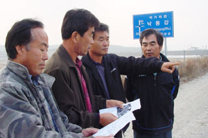 상주시 낙동면 주민들이 낙동강 제방에서 낙동강살리기 사업현장을 둘러보고 있다.