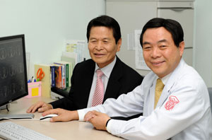 위암을 이겨낸 김대일(왼쪽)씨가 주치의인 손수상 계명대 동산병원 교수와 담소를 나누고 있다. 이채근기자 mincho@msnet.co.kr