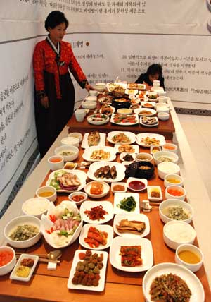 안동시발전협의회는 5일 선조들의 음식을 복원·계승한 5가지 대표 음식에 대해 상품화 가능성을 모색하는 품평회 겸 전시회를 가졌다. 엄재진기자