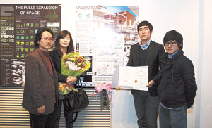 2009 대구실내디자인건축대전에서 최우수상을 받은 영진전문대학 박동현, 이상운, 이은진씨와 건축인테리어디자인계열 부장 박종백 교수(오른쪽부터).
