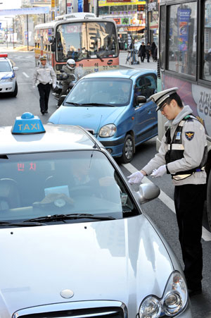 7일 오후 대구 중앙로 대중교통전용지구에서 경찰이 불법 통행하는 택시와 승용차들을 단속하고 있다. 정운철기자 woon@msnet.co.kr