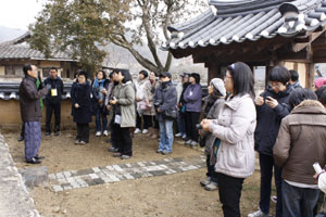 수학여행단 체험강사들이 전국에서 가장 많은 독립운동가를 배출한 안동 오미마을을 찾아 팸투어에 나섰다.