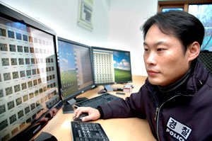 대구지방경찰청 추창우 경장이 과학수사 영상증거물 분석시스템으로 CCTV 증거물을 분석하고 있다. 대구지방경찰청 제공