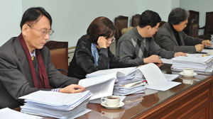 2010 매일신춘문예 예심이 10일 오전 10시부터 늦은 밤까지 매일신문사 회의실에서 열렸다. 정운철기자 woon@msnet.co.kr