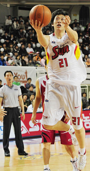 11일 오후 대구체육관에서 열린 프로농구 대구 오리온스 대 창원 LG 경기서 오리온스의 김강선이 레이업 슛을 시도하고 있다. 성일권기자 sungig@msnet.co.kr