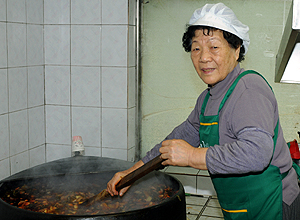 국일 따로국밥에서 25년째 국을 끓이고 있는 김봉화(80) 주방장