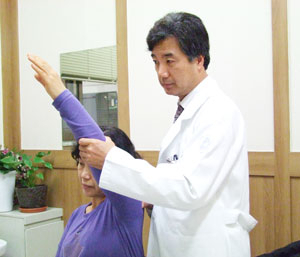▲대구가톨릭대병원 최창혁 정형외과 교수는 어깨 관절 전문의로 명성이 높다. 초진환자 예약이 두달, 수술 스케줄이 한달 정도 밀려있을 정도로 전국에서 환자들이 몰려든다. 대구가톨릭대병원 제공