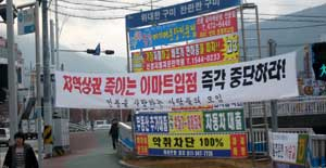 구미를 사랑하는 사람들의 모임(인사모) 회원들이 최근 구미 인동지역 곳곳에 