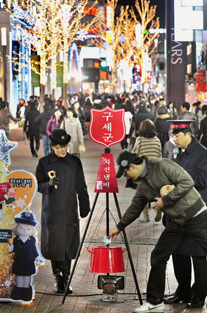 ▲구세군 대구경북지방 본영은 자선냄비 모금 등 사회봉사활동에 힘을 쏟고 있다. 대구 도심에서의 구세군 자선냄비 모금 모습. 매일신문 자료사진