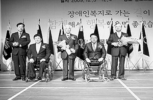 제17회 경북지체장애인지도자대회에서 우수지회 표창을 수상한 장무광 울진군지회장(가운데)