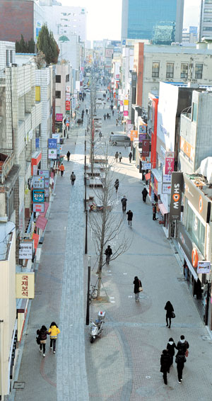 ▲대구역 방향에서 남쪽으로 바라본 동성로. 이 길에 대구 100년의 역사가 담겨 있다. 이채근기자 mincho@msnet.co.kr