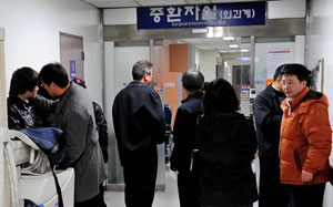 16일 오후 사고 소식을 듣고 달려온 가족들이 경주 동국대병원 중환자실 입구에서 슬픔에 잠긴 채 서성이고 있다. 성일권기자 sungig@msnet.co.kr