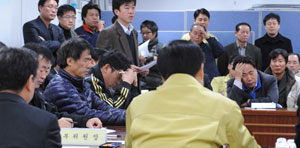 17일 오전 경주 관광버스 추락 참사 유가족들이 경주시청 상황실에서 장례 등 사고대책 협의 중 침통한 표정을 하고 있다. 김태형기자 thkim21@msnet.co.kr