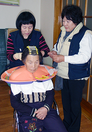 15일 김천시 대덕면 연화리에서는 대경기능인 봉사회 회원들과 한국폴리텍Ⅵ대학 거창·구미·김천캠퍼스 소속 학생들이 전기 보일러 방충망 수리 등 자원봉사 활동을 펼치며 온정을 나눴다. 대경기능인회 봉사회 제공
