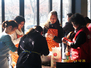대구 동구자원봉사센터 소속 자원봉사자들과 다문화가정 여성들이 최근에 입국한 결혼이주여성들을 위해 위로행사를 준비하고 있다.