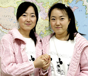 영남대에 유학중인 쌍둥이 자매(언니 얀화씨와 동생 리화씨·사진 오른쪽)