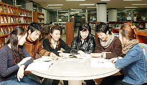 대구보건대가 대학과 이웃에 독서문화를 전파하며 독서 전도사를 자처하고 나섰다.