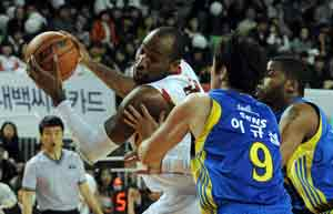 27일 오후 대구체육관에서 열린 프로농구 대구 오리온스 대 서울 삼성 경기서 대구 용병 힐이 골밑을 파고들자 수비들이 밀며 저지하고 있다. 김태형기자 thkim21@msnet.co.kr