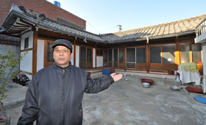 호암이 대구 삼성상회 시절 가족들과 함께 살던 집. 대구 중구 인교동 164-8번지에 있는 이 집은 제일모직 직원 이항년씨(사진 안)가 직접 살면서 관리하고 있다. 정운철기자