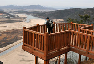 비봉산 전망데크=해발 230m 비봉산을 오르면 낙동강을 한눈에 담을 수 있는 전망데크가 있다.
