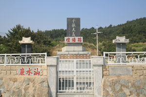 경북 영덕군 대진해수욕장에 서 있는 김도현 의병장의 도해단. 1914년 동짓날, 김도현은 이곳에서 바다로 걸어 들어가 순국했다.