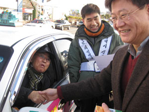 개인택시발전협의회원들과 대구시의회 건설환경위 관계자들이 동대구역 앞에서 택시기사들에게 떡과 음료수를 나눠주고 있다.